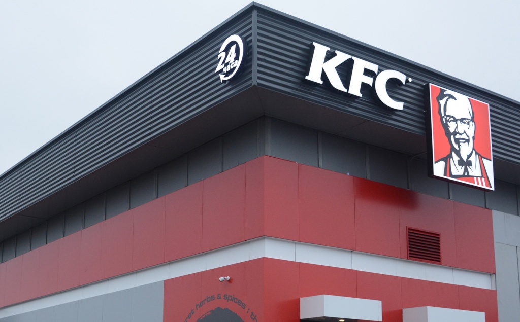 Оформление фасада ресторана KFC алюминиевыми композитными панелями 